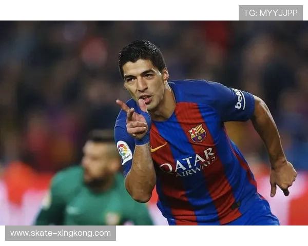 足球场上的十大传奇球星揭秘他们如何定义了足球历史的辉煌瞬间