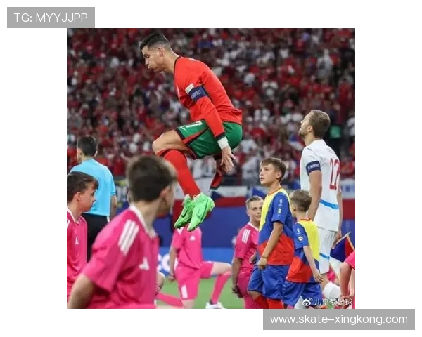 足球球星亲密互动展现友谊激情点燃绿茵场内外无限魅力 足球球星亲密互动展现友谊激情点燃绿茵场内外无限魅力